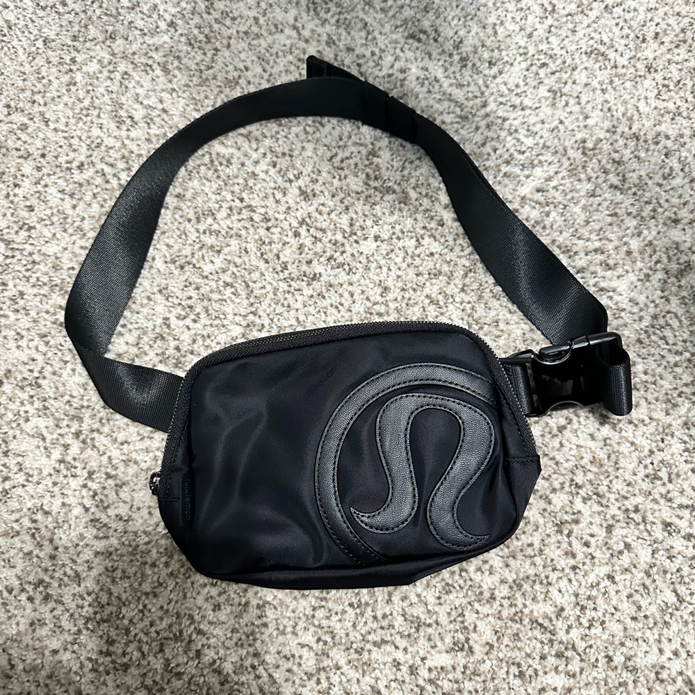 Lululemon everywhere belt bag in black
